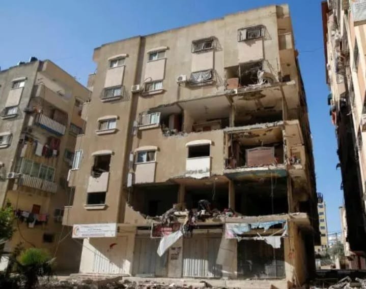 当地时间5月15日，巴以冲突期间，加沙地区当地民众在损毁的房屋内清理物品